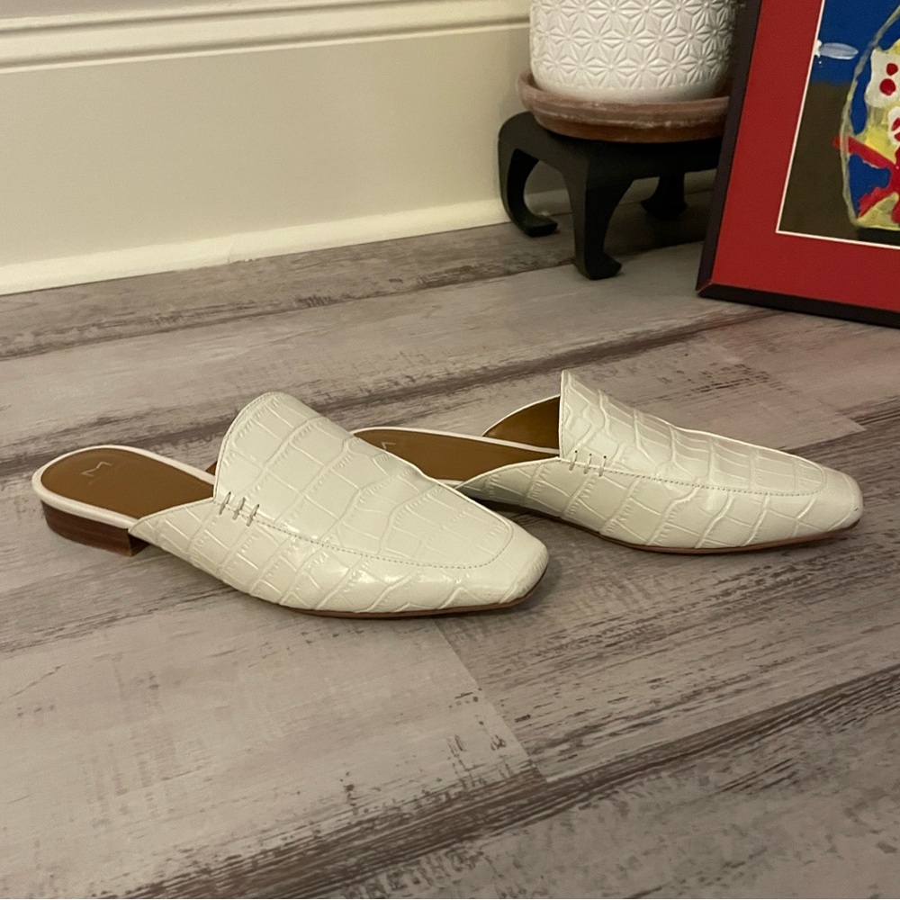 Marc Fisher LTD Leather women’s mules in White size 9 in gently used condition